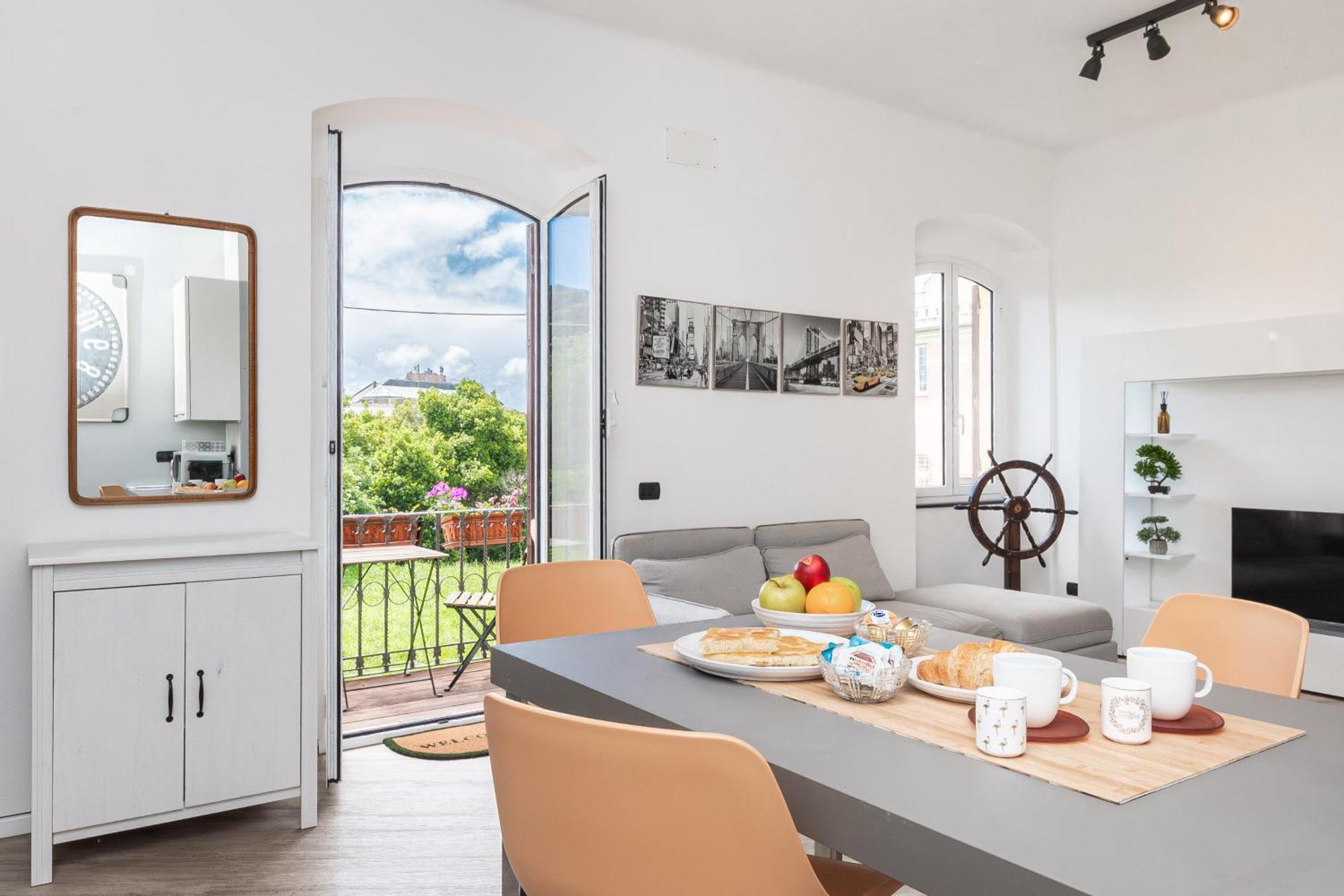 Spacious 3-Bedroom Apartment - 10 Min To City Center & 5 Min To Gaslini Hospital Генуя Экстерьер фото