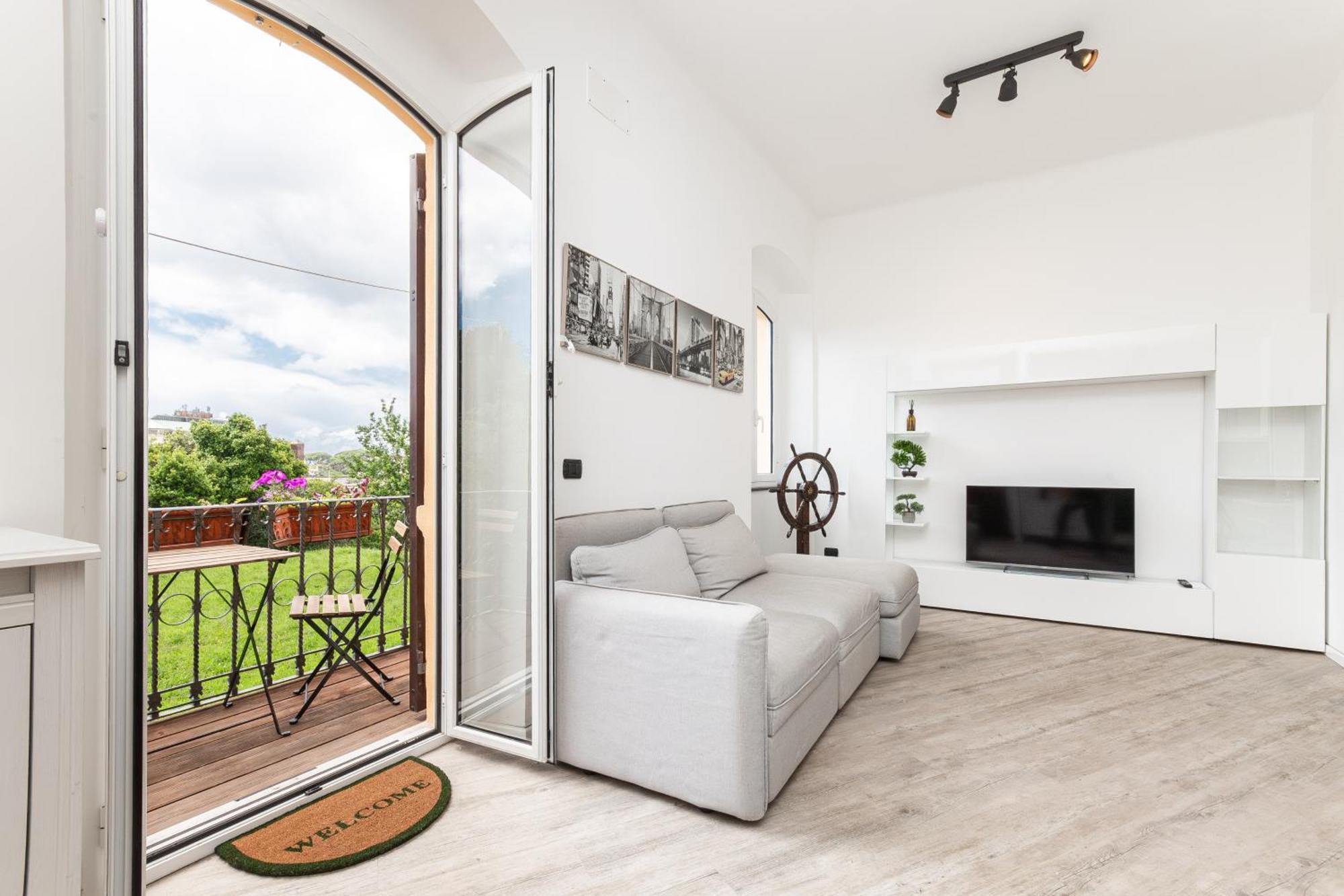Spacious 3-Bedroom Apartment - 10 Min To City Center & 5 Min To Gaslini Hospital Генуя Экстерьер фото