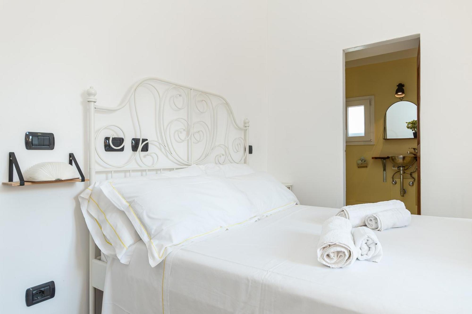 Spacious 3-Bedroom Apartment - 10 Min To City Center & 5 Min To Gaslini Hospital Генуя Экстерьер фото