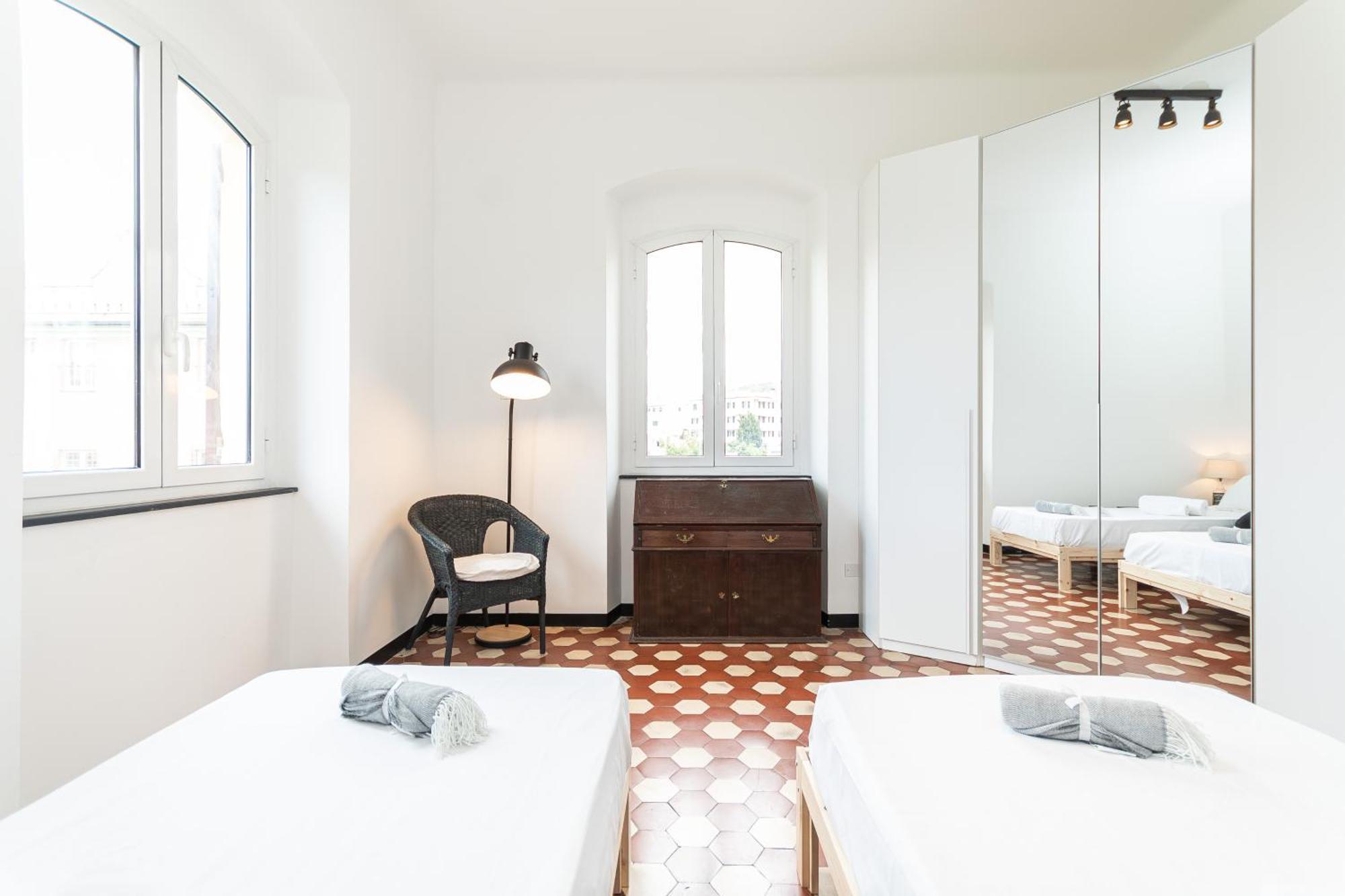 Spacious 3-Bedroom Apartment - 10 Min To City Center & 5 Min To Gaslini Hospital Генуя Экстерьер фото