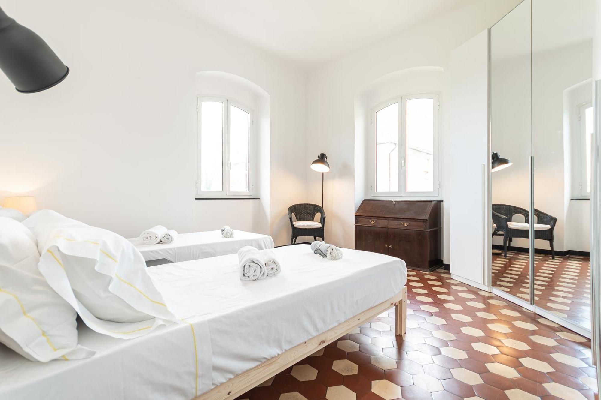 Spacious 3-Bedroom Apartment - 10 Min To City Center & 5 Min To Gaslini Hospital Генуя Экстерьер фото