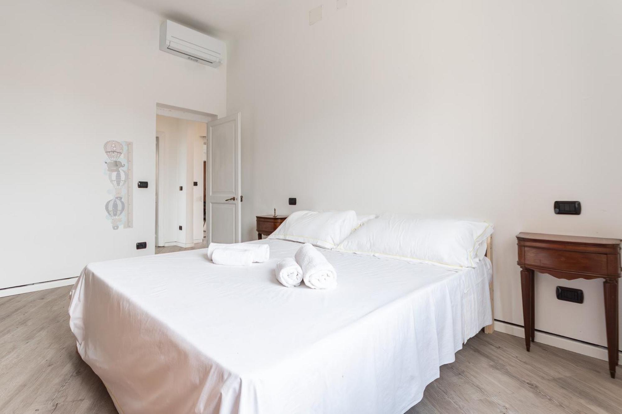 Spacious 3-Bedroom Apartment - 10 Min To City Center & 5 Min To Gaslini Hospital Генуя Экстерьер фото